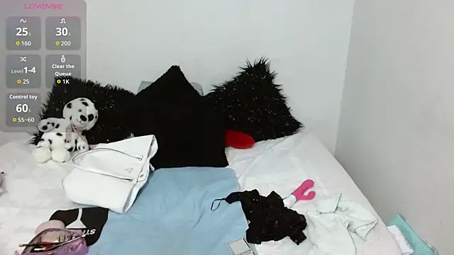 Lunasquirt1985 online show from January 18, 2026, 10:52 am