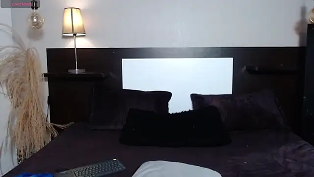 Liiamthompson online show from April 18, 2026, 7:18 pm