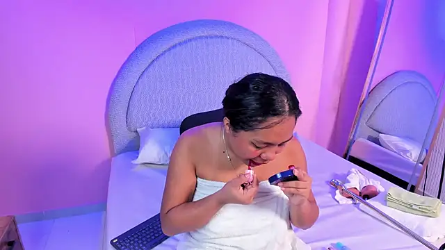 yeikafoxy online show from April 15, 2026, 12:01 pm