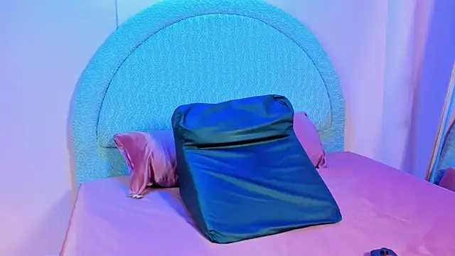 yeikafoxy online show from April 19, 2026, 11:42 am