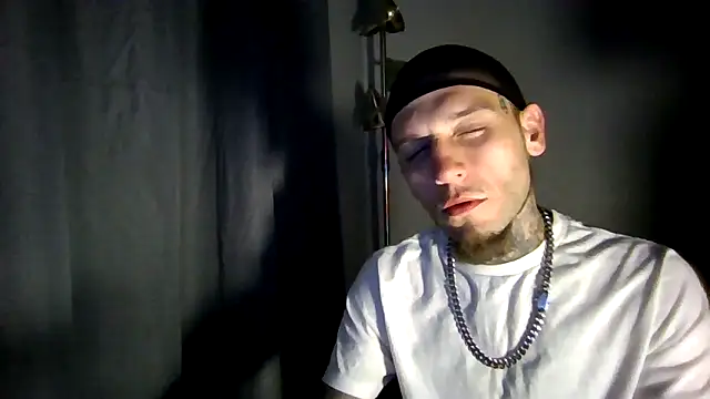 cruz815 online show from November 1, 2025, 2:35 am