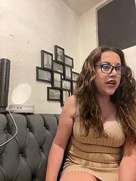 MirandaLatinaLovely online show from May 30, 2026, 6:05 pm