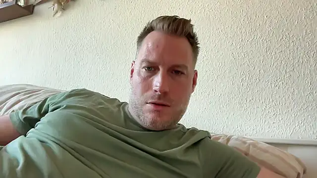 Snapshot of Christian87xxx chatting on April 25, 2026, 4:37 pm Christian87xxx online show from April 25, 2026, 4:37 pm