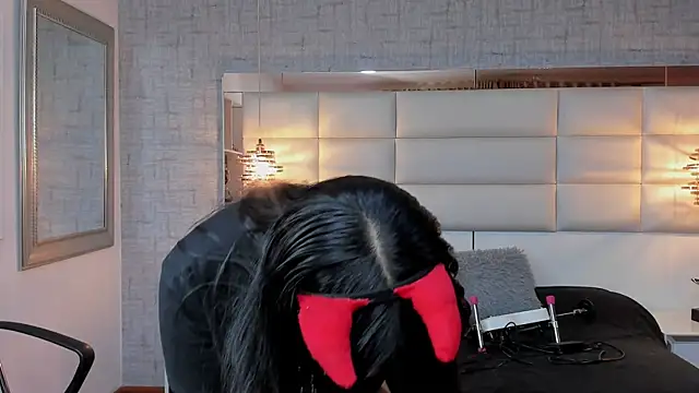 Nohemi louse online show from October 22, 2025, 7:13 pm