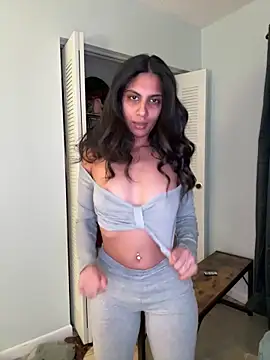 Snapshot of Liyah_19 chatting on February 2, 2026, 11:47 pm Liyah 19 online show from February 2, 2026, 11:47 pm