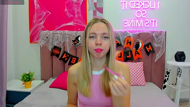 TessaAdorable online show from October 28, 2025, 1:31 am