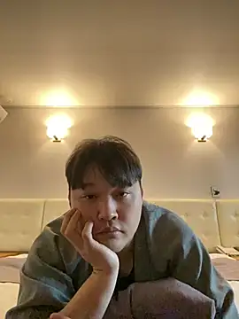 Snapshot of offwhite777 chatting on February 19, 2025, 8:22 am offwhite777 online show from February 19, 2025, 8:22 am