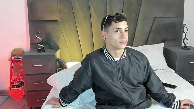 JhoanLeandro online show from March 18, 2025, 4:15 am