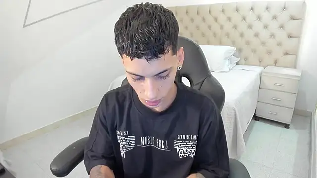 JhoanLeandro online show from September 23, 2025, 5:32 am