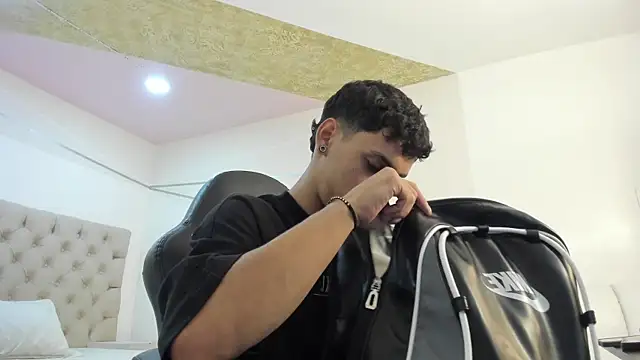 JhoanLeandro online show from October 23, 2025, 4:12 am