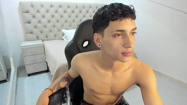 JhoanLeandro online show from October 28, 2025, 4:49 am