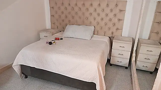 JhoanLeandro online show from March 5, 2026, 4:08 am