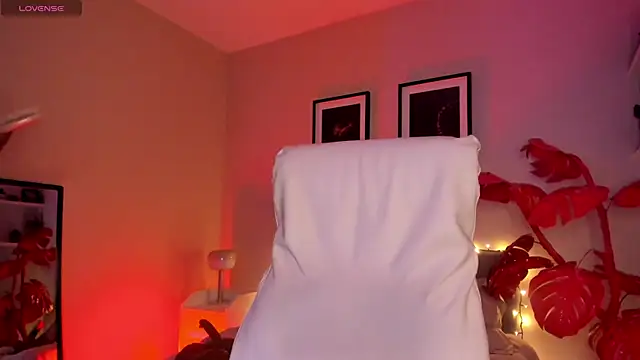 Gigi Strawberry online show from February 5, 2026, 5:34 am