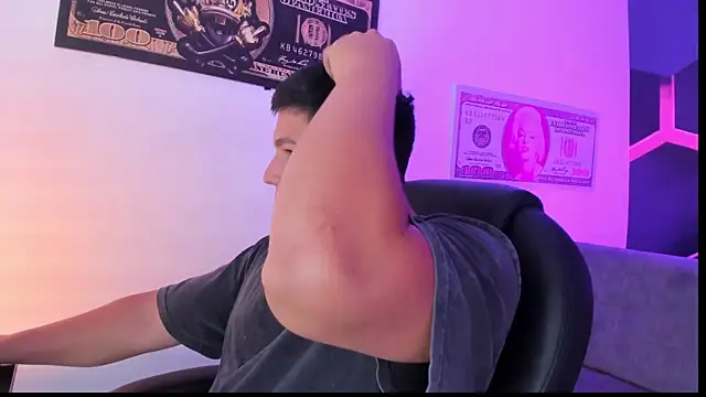 JamesCr  online show from September 28, 2025, 3:01 am