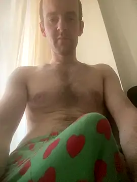 LynnAhNight online show from October 4, 2025, 4:10 am