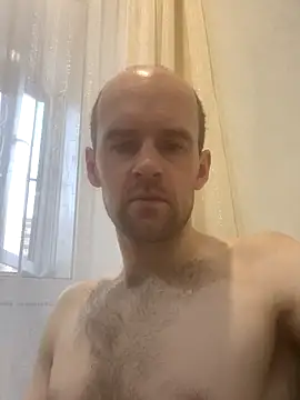 LynnAhNight online show from November 9, 2025, 4:44 am