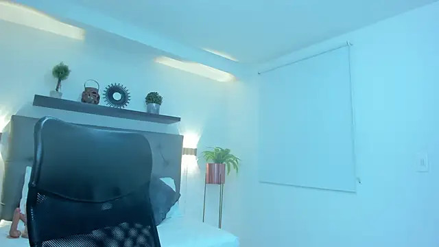 tiffanny doll  online show from April 21, 2026, 1:06 pm