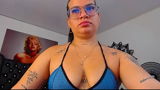 Snapshot of Taliana36 chatting on November 12, 2025, 12:38 pm Taliana36 online show from November 12, 2025, 12:38 pm