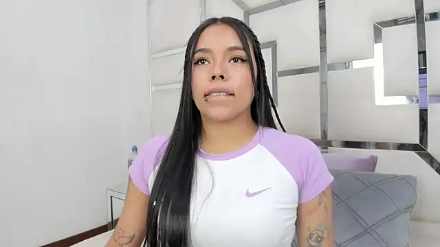 ZoeWan69 online show from March 29, 2026, 1:33 pm