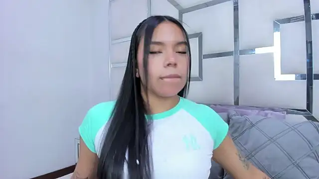 ZoeWan69 online show from April 12, 2026, 2:22 pm