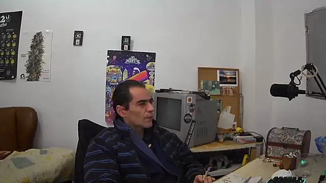 Snapshot of ReyDeBotones chatting on February 1, 2025, 4:14 am ReyDeBotones online show from February 1, 2025, 4:14 am