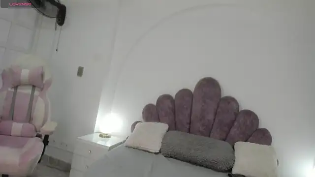 Your Lady Milf online show from February 4, 2025, 6:49 pm