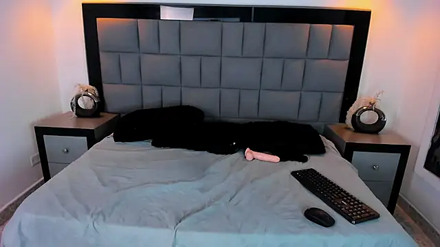 Your Lady Milf online show from March 20, 2025, 4:20 pm