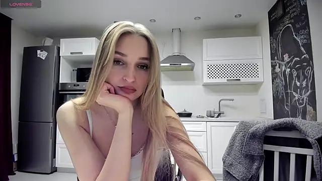 lisenok online show from April 17, 2026, 7:39 pm