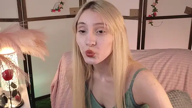 Snapshot of elliefrost chatting on February 19, 2025, 12:57 am elliefrost online show from February 19, 2025, 12:57 am