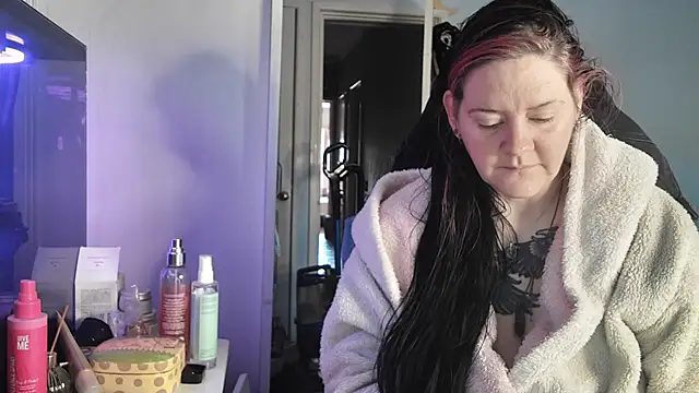 AureliaXOX online show from November 17, 2025, 9:04 am