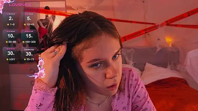 Mia Luw online show from October 22, 2025, 6:02 am