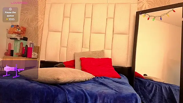 dafnnelewis online show from December 17, 2025, 11:16 am