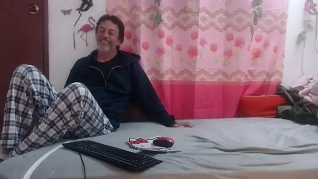 jeans and emma online show from March 16, 2025, 8:32 am