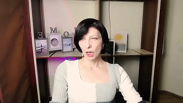  AngeliaFlow  online show from January 16, 2026, 4:44 pm