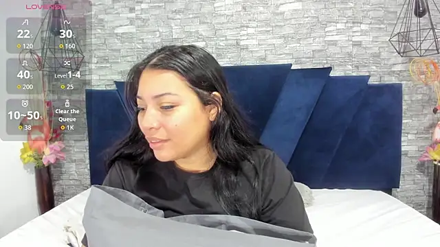 Sophia Brunett online show from December 2, 2025, 11:59 am