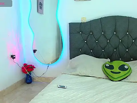 Vickyallien online show from February 25, 2025, 4:00 pm