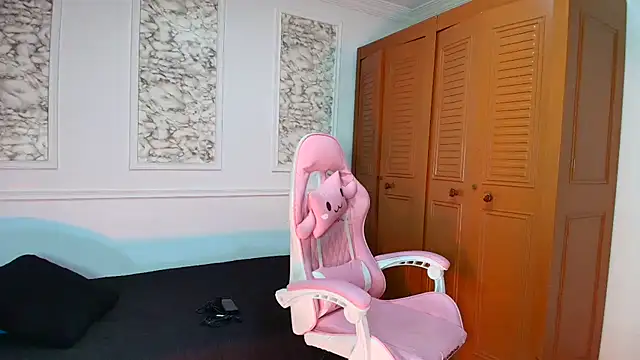 Danella houston online show from December 5, 2025, 5:42 pm