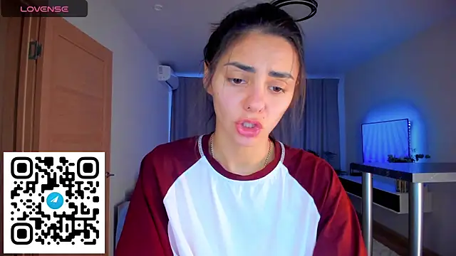 EmiliaZen online show from November 3, 2025, 1:23 pm