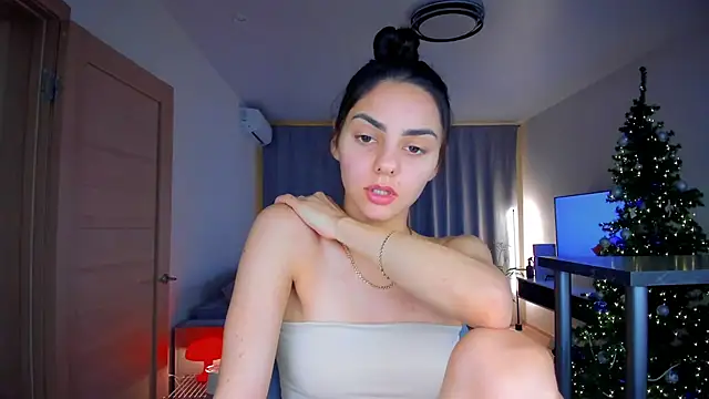 EmiliaZen online show from December 22, 2025, 5:43 pm