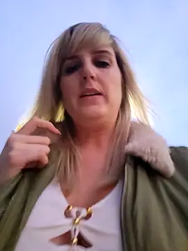 Sexybiene969 online show from October 14, 2025, 4:30 pm