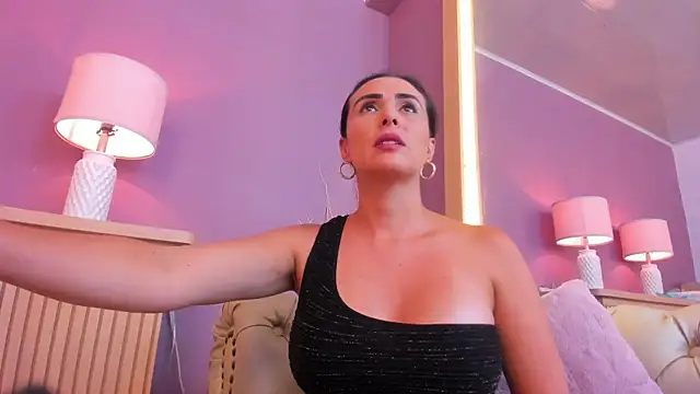 scarlet edwars online show from February 25, 2025, 3:27 pm