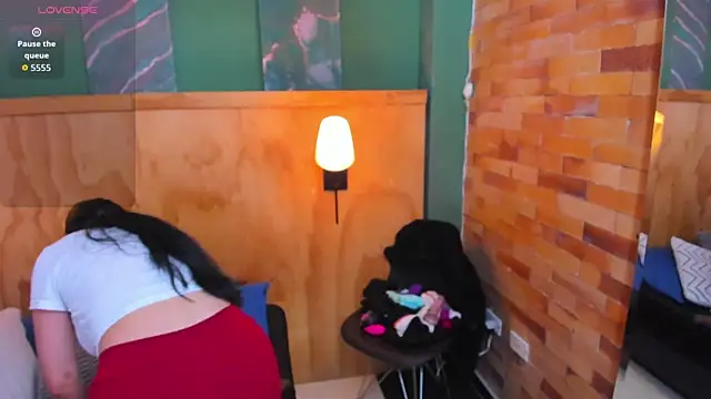 scarlet edwars online show from November 15, 2025, 12:02 pm