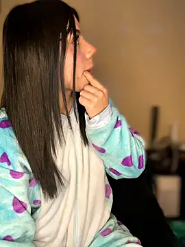 Laura-Khalifa online show from March 21, 2026, 8:19 am