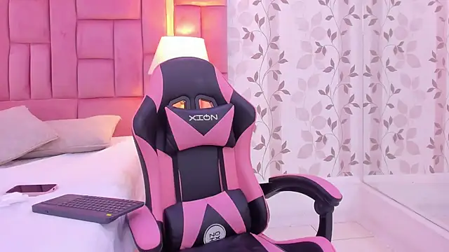 ArianaFranco online show from November 8, 2025, 1:22 pm