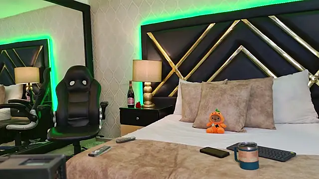 SophieWinsloow online show from October 22, 2025, 1:33 pm