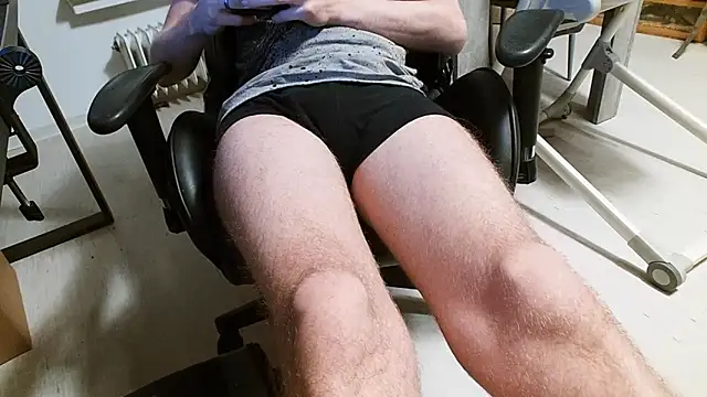 ademandjulia online show from February 16, 2026, 9:33 pm