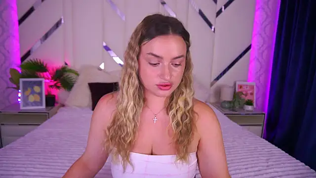 LindsieGreyy online show from September 22, 2025, 6:37 am