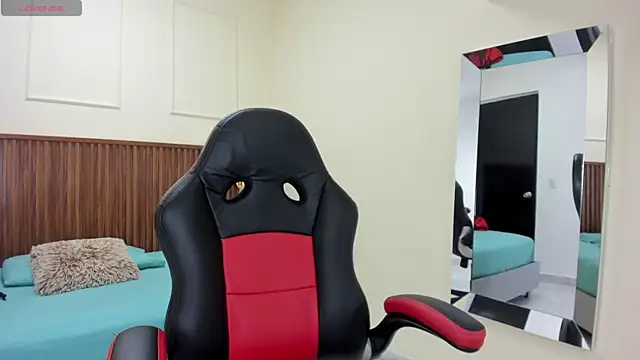 MELINAMARTINS online show from October 22, 2025, 7:35 pm