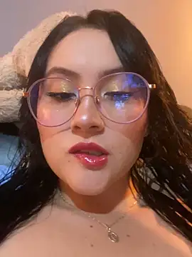 ValentinaOrtiz3 online show from October 12, 2025, 11:26 pm