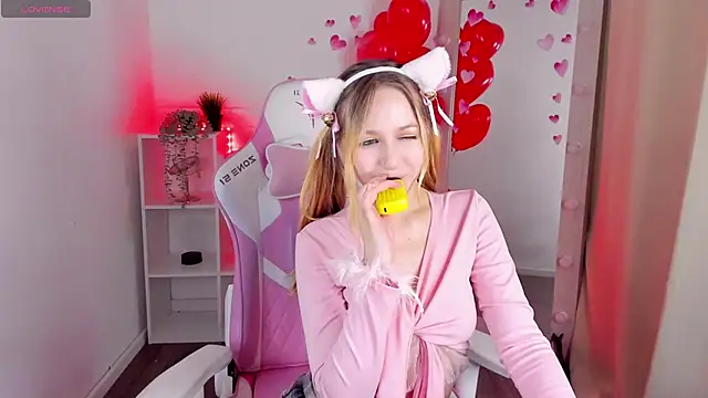 Snapshot of SweetieAngela chatting on February 18, 2025, 12:15 am SweetieAngela online show from February 18, 2025, 12:15 am